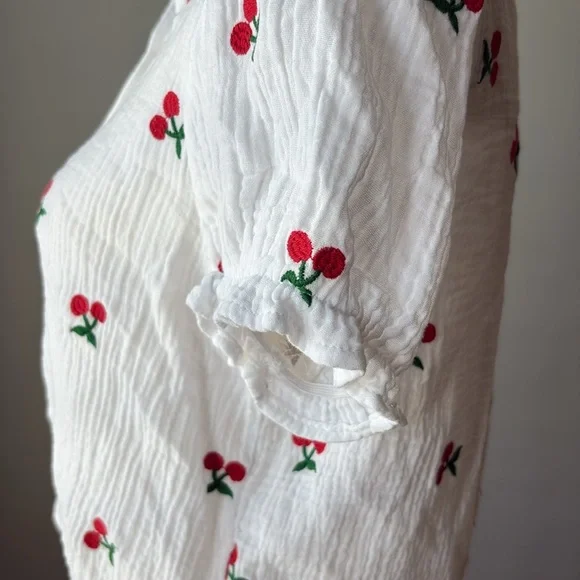 Mom Ami | Cherry Embroidered White Button-Up Blouse - Picture 4 of 9